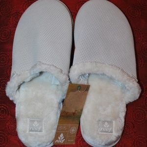 NWT Reef Cozy Slippers in suede.